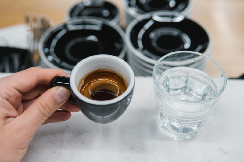Il dilemma: l'acqua deve essere bevuta prima o dopo il caffè? Risponde la scienza